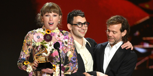 Knet phì cười vì tìm ra anh em sinh đôi của JYP hậu Grammy 2021, hoá ra là tình cũ Taylor Swift chứ ai! - Ảnh 1.