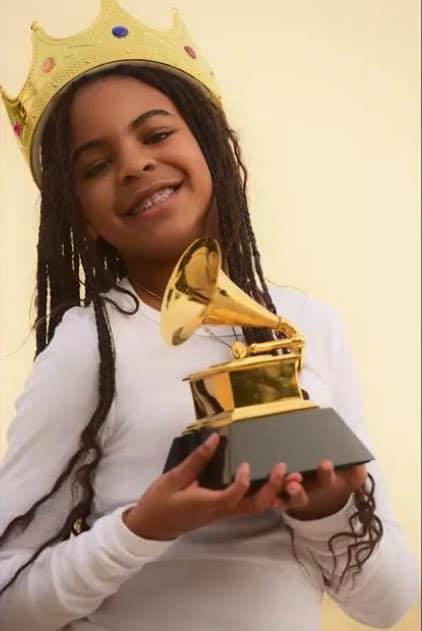 Người cả đời chưa cầm cúp Grammy, có cô bé mới 9 tuổi đã sở hữu Grammy đầu tiên, không biết dùng làm gì nên lấy làm bình sữa? - Ảnh 3.
