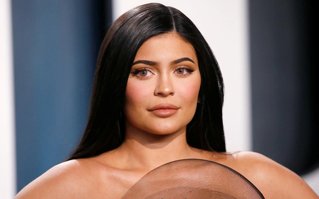 Kylie Jenner gặp biến: Tỷ phú giàu nứt đố đổ vách bị tố ki bo khi bạn thân tai nạn chấn thương sọ não, nhưng có đáng?