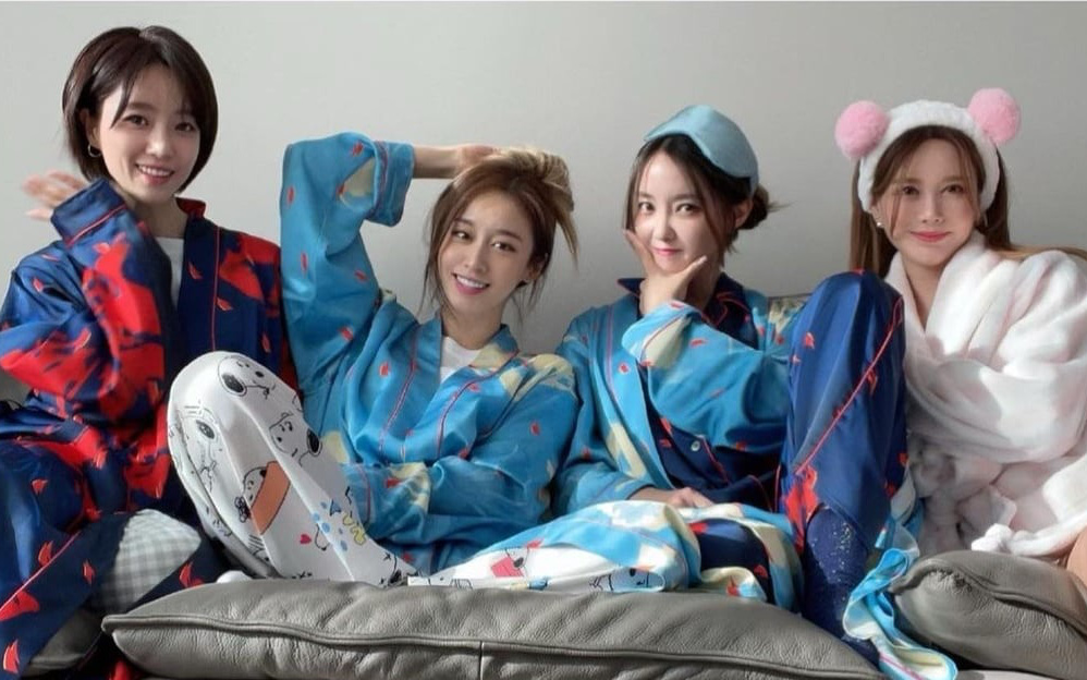 4 thành viên T-ara hội ngộ, Jiyeon tiết lộ chuyện giấu điện thoại vào áo lót vì bị cấm sử dụng
