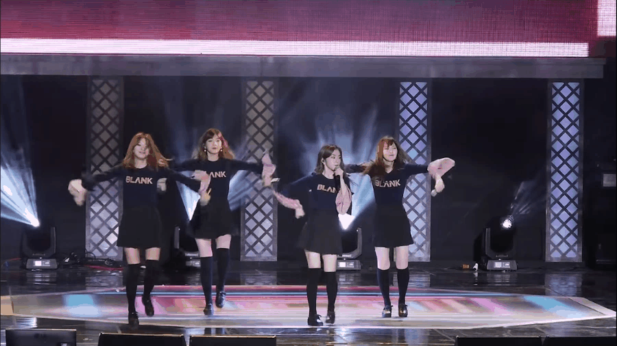 Hồi 2016, các thành viên Red Velvet đã là fan cứng của BLACKPINK, còn mặc áo tên fanclub lên sân khấu trình diễn như thật? - Ảnh 5.