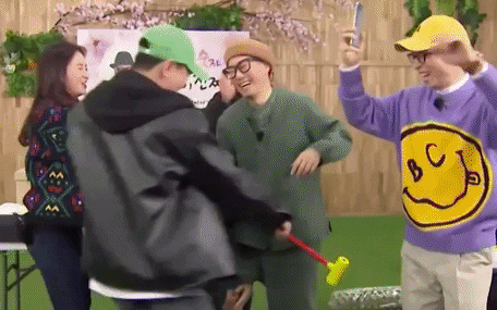 Lại thêm khoảnh khắc xúc động tại Running Man: “Bố già” Ji Suk Jin được các thành viên &quot;mừng thọ&quot; long trọng