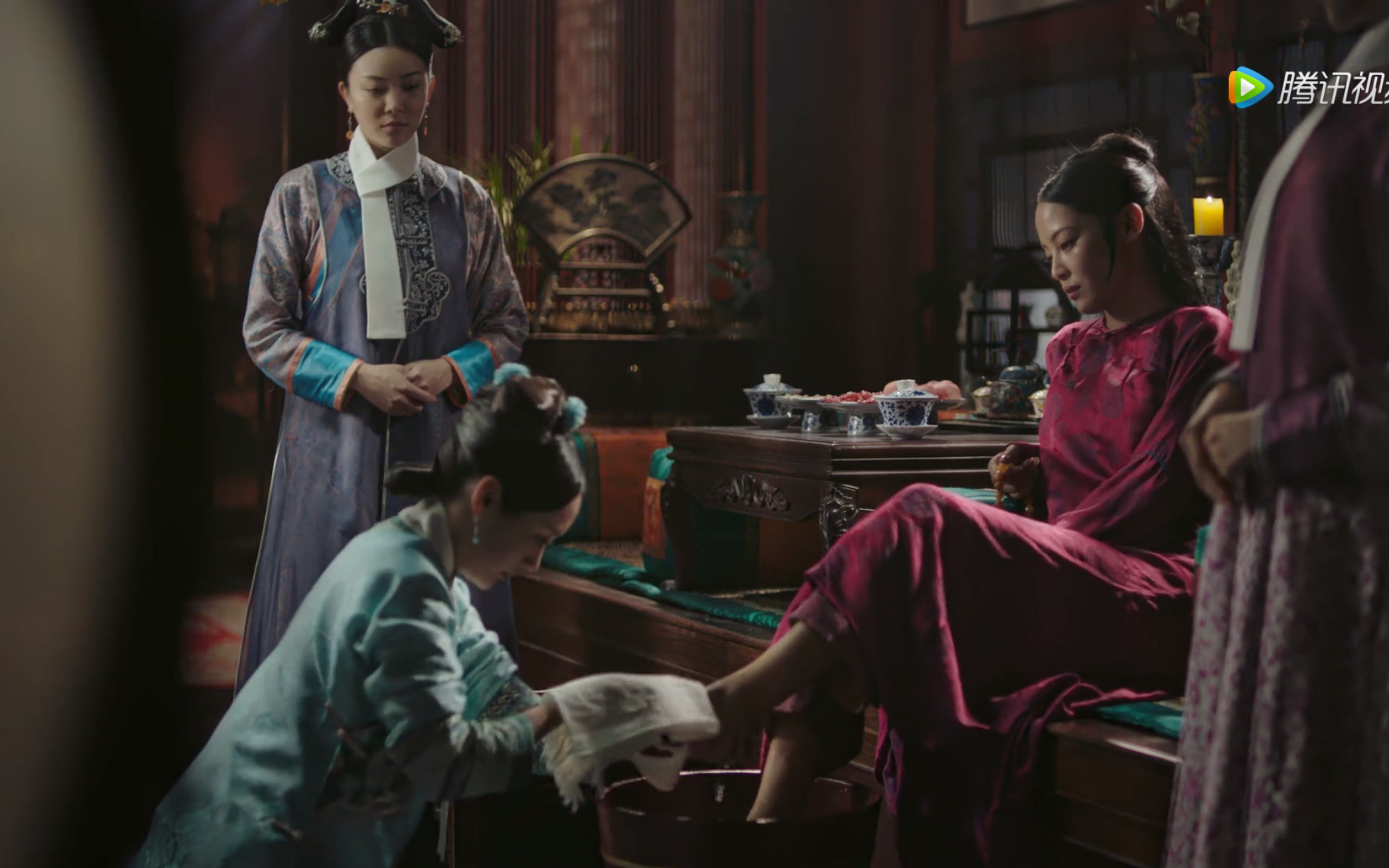 Thử làm &quot;gia đình quyền quý thời cổ đại&quot;, cặp đôi lừa trẻ em nghèo đến nhà làm người hầu, bắt quỳ thỉnh an &quot;thiếu gia, thiếu phu nhân&quot; như trong phim