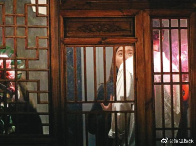Đúng 8/3 tài tử Thiên Long Bát Bộ bị tung ảnh cãi nhau khiến vợ khóc nức nở, ai dè hành động cuối cùng lại được khen ngợi - Ảnh 2.