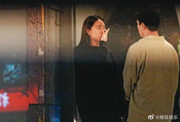 Đúng 8/3 tài tử Thiên Long Bát Bộ bị tung ảnh cãi nhau khiến vợ khóc nức nở, ai dè hành động cuối cùng lại được khen ngợi - Ảnh 4.