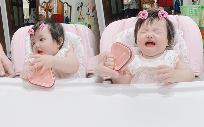 Tại sao ái nữ của Đông Nhi được 90 nghìn người follow? &quot;Ăn vạ&quot; cũng có 7749 biểu cảm gây sốt, bảo sao Winnie hot thế!
