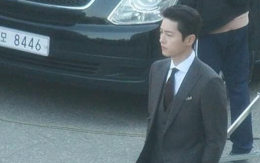 Netizen phát sốt với visual siêu thực của Song Joong Ki ở ảnh chụp lén trên phim trường Vincenzo