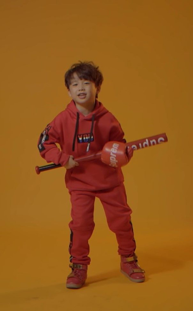 Rapper nhí 9 tuổi quẩy tuột dây giày nhưng vẫn chuyên nghiệp, netizen kêu gọi đầu quân công ty Sơn Tùng ngay và luôn! - Ảnh 6.