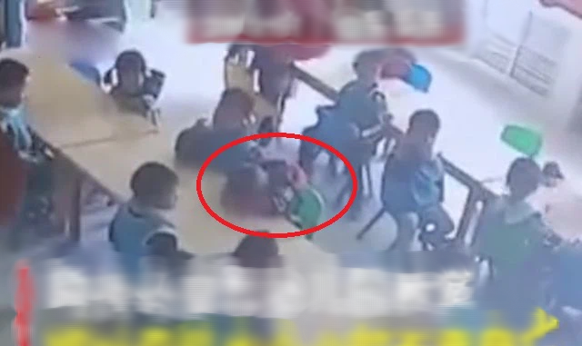 Cậu bé 3 tuổi ngủ gục trong giờ ăn trưa, camera ghi lại sự vô tâm của giáo viên dẫn đến cái chết của trò - Ảnh 1.