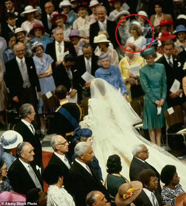 Những khoảnh khắc hiếm có Công nương Diana chung khung hình cùng bà Camilla – “kẻ thứ 3” gây ám ảnh suốt 15 năm hôn nhân bi kịch - Ảnh 6.