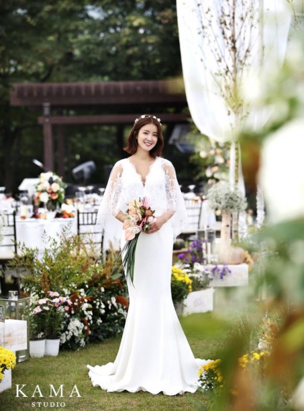 Mới sáng ra mỹ nhân Vườn Sao Băng Lee Si Young đã lên top Naver, tất cả là vì đôi dép xấu lạ nhưng giá tận 20 triệu? - Ảnh 7.
