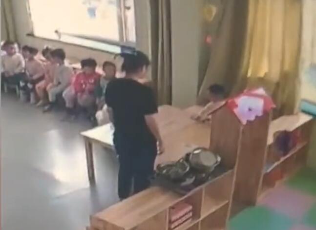 Cha mẹ bật camera vào giờ ăn trưa, phát hiện hành động tội ác, lập tức báo cảnh sát khiến cô giáo bị đuổi việc - Ảnh 2.