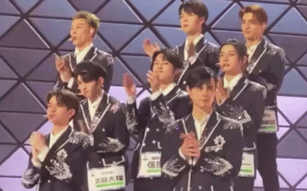 Thầy giáo điển trai Sáng Tạo Doanh vui ra mặt khi không được debut, chưa hết show đã bỏ chạy mừng tự do!