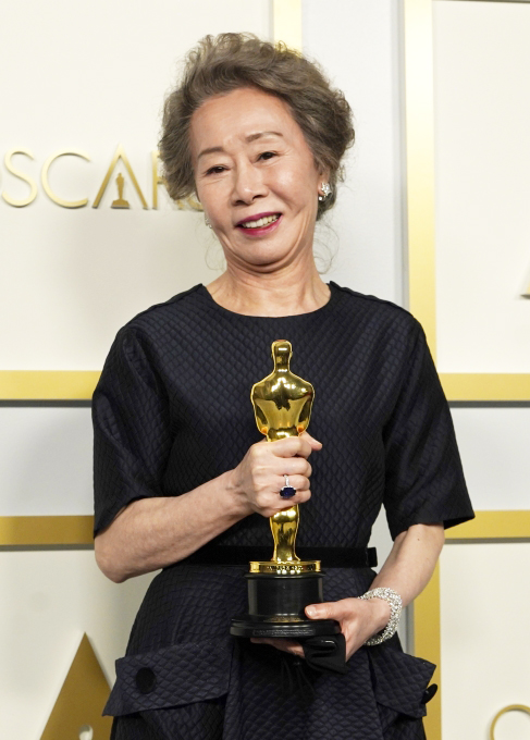 Sao Hàn 74 tuổi nhận giải đi vào lịch sử Oscar, gã chồng ngoại tình ngang nhiên phát ngôn gây phẫn nộ cả xứ Hàn - Ảnh 3.