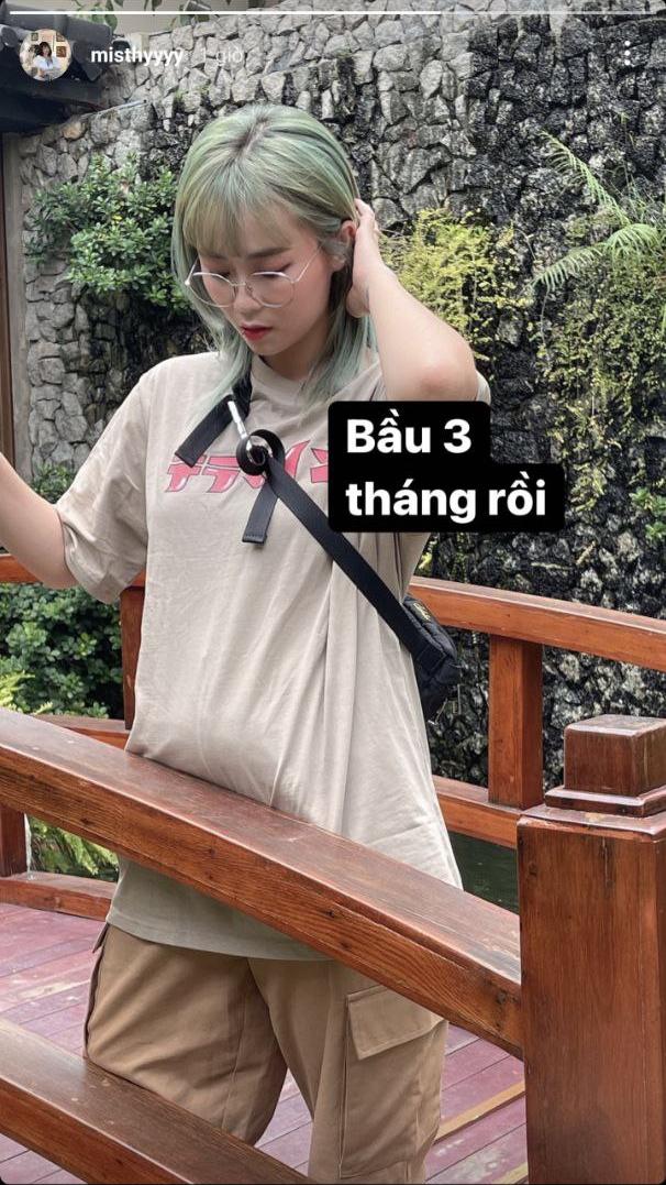 Tiếp tục diễn sâu, MisThy khoe bụng bầu 3 tháng tại Côn Đảo - Ảnh 1.