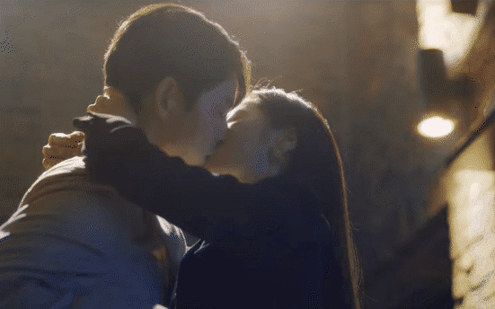 Song Joong Ki hôn cuồng nhiệt &quot;bồ mới&quot; ở Vincenzo, netizen nức nở &quot;cưới nhau luôn anh chị ơi!&quot;