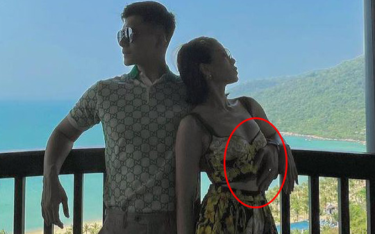 Lâm Bảo Châu khoe ảnh tình tứ bên Lệ Quyên, nhưng ơ kìa bàn tay hư thế!