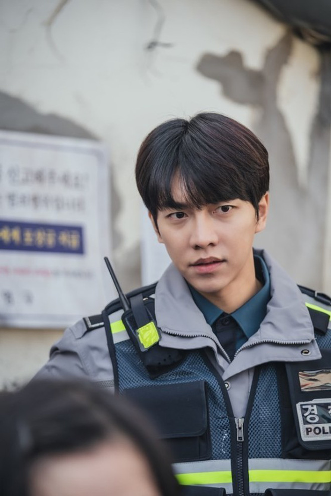 Lee Seung Gi từ anh cảnh sát thật thà hóa kẻ săn người điên loạn trong poster mới của Mouse - Ảnh 3.