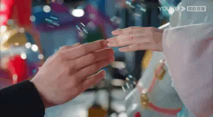 Cảnh nắm tay của Cảnh Điềm - Trương Bân Bân trong Tư Đằng gây sốc, netizen ví như công chúa và người khổng lồ - Ảnh 4.