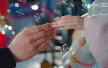 Cảnh nắm tay của Cảnh Điềm - Trương Bân Bân trong Tư Đằng gây sốc, netizen ví như công chúa và người khổng lồ