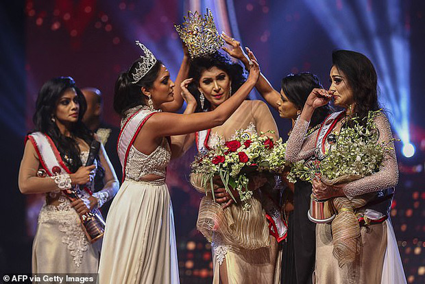 Người giật phăng vương miện của tân Hoa hậu Sri Lanka trên sóng truyền hình nhận kết cục thích đáng, “nữ chính” lên tiếng đầy thâm sâu sau đó - Ảnh 1.