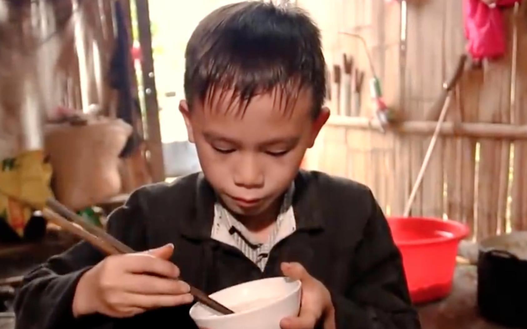 Video cậu bé H'Mông ăn cơm với nước lã đun sôi giúp Siêu Tài Năng Nhí đánh chiếm top trending