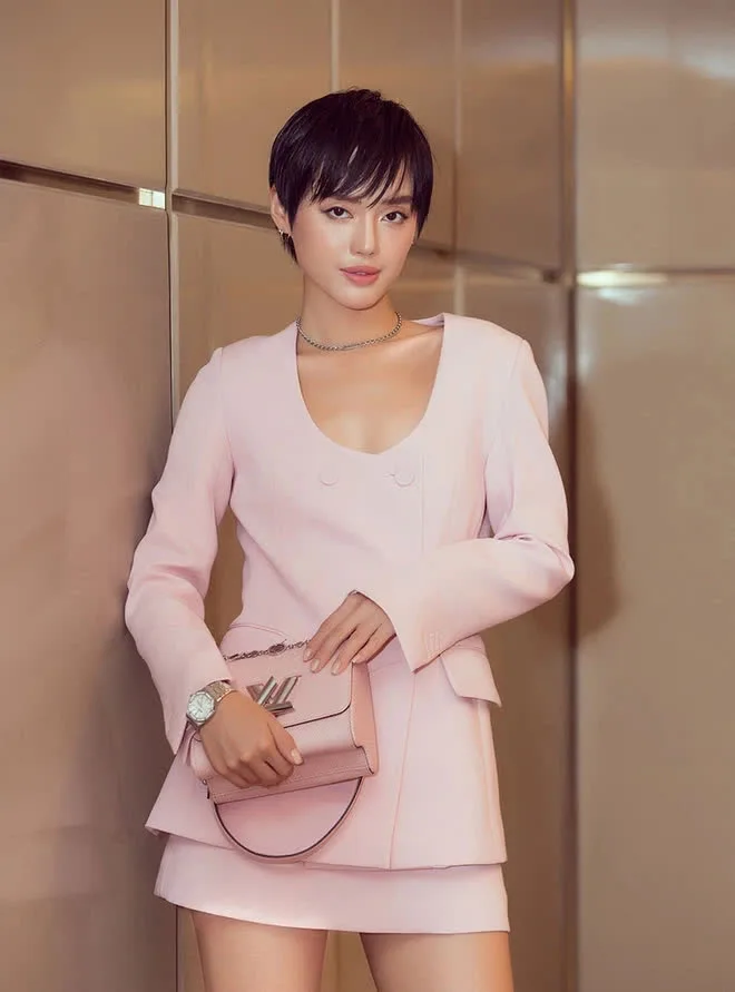 Hết Châu Bùi, đến lượt Cô em Trendy Khánh Linh bị bóc phốt làm KOL kém chuyên, dùng iPhone đăng story quảng cáo Samsung - Ảnh 1.