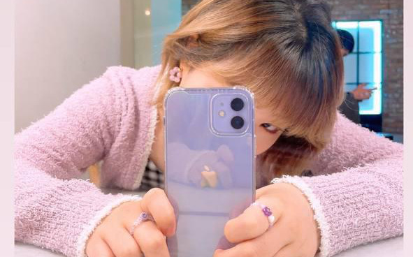 &quot;Gà nhà YG&quot; hướng dẫn cách selfie cực &quot;bá đạo&quot;, sẵn tiện check-in khoe iPhone mới rất tinh tế
