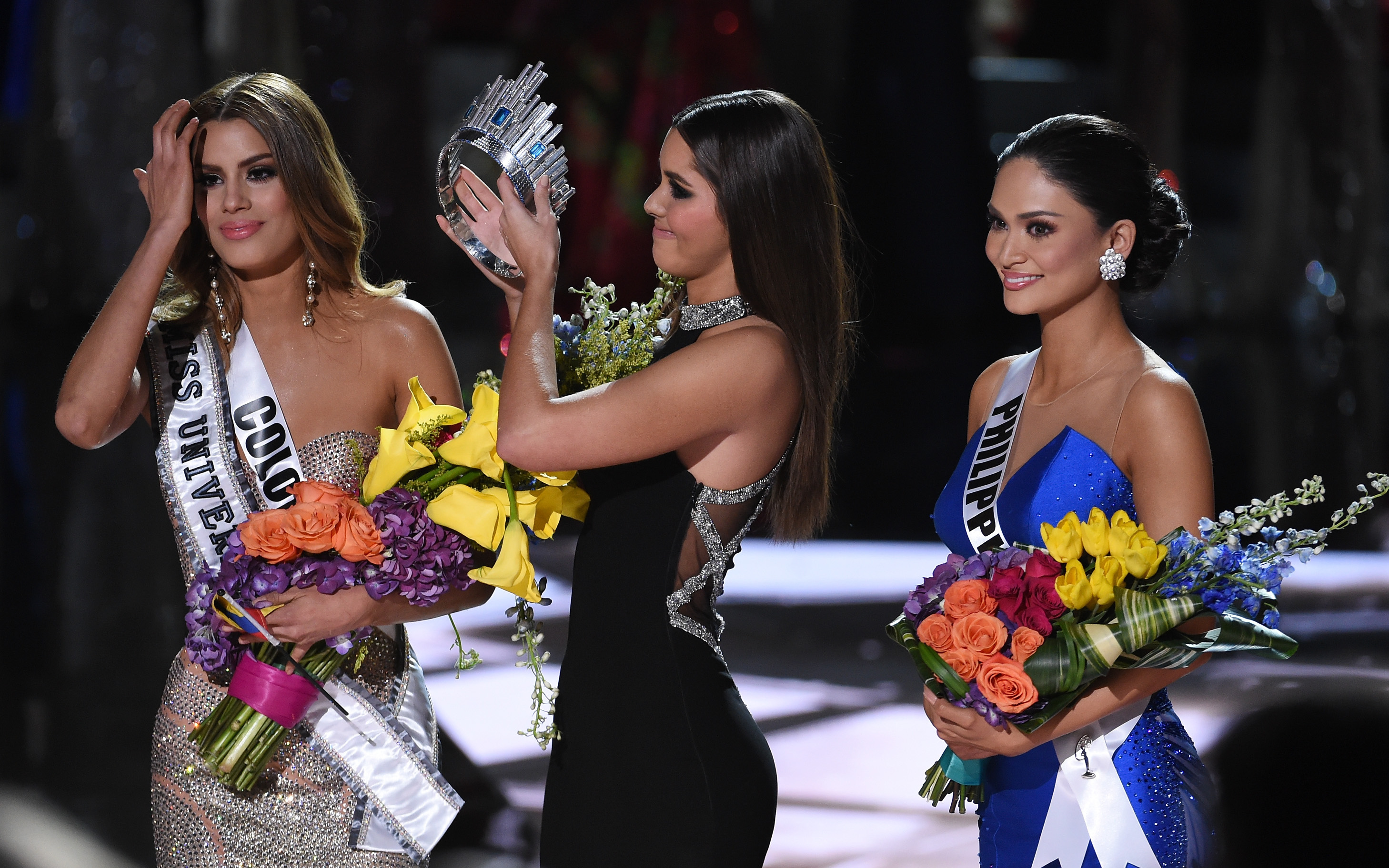 Năm Phạm Hương thi, Miss Universe từng xảy ra sự cố chấn động cả thế giới, Á hậu bật khóc trao lại vương miện cho Hoa hậu
