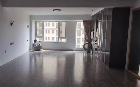 Sống tối giản theo kiểu quái đản: Không bật điện, hàng ngày xin đồ ăn khắp nơi, người phụ nữ giam mình trong &quot;căn nhà trống rỗng&quot; nhận đủ mọi trái đắng