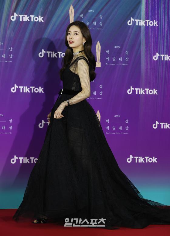 Siêu thảm đỏ Baeksang 2021: Song Joong Ki - Kim Soo Hyun át cả nữ thần Suzy, “ác nữ” Kim So Yeon o ép vòng 1 dẫn đầu đoàn sao Penthouse - Ảnh 2.