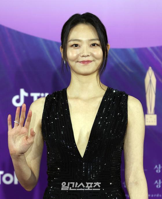 Siêu thảm đỏ Baeksang 2021: Song Joong Ki - Kim Soo Hyun át cả nữ thần Suzy, “ác nữ” Kim So Yeon o ép vòng 1 dẫn đầu đoàn sao Penthouse - Ảnh 30.