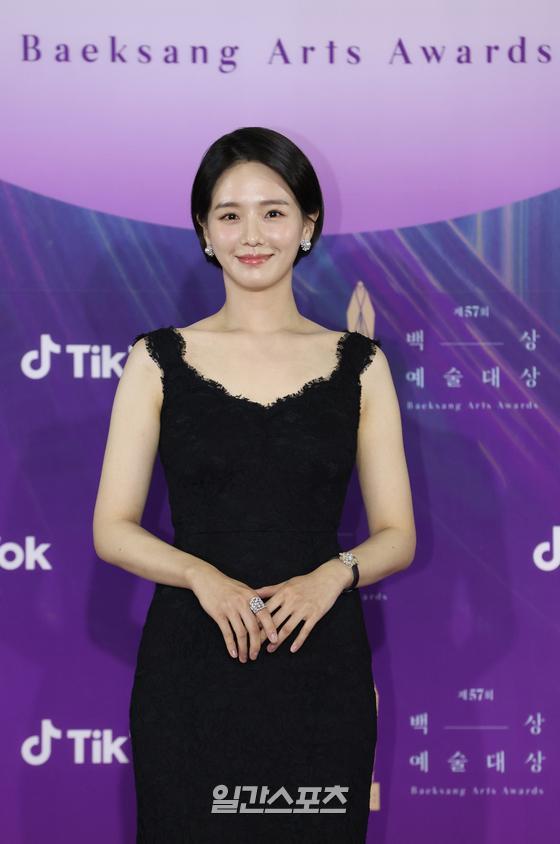 Siêu thảm đỏ Baeksang 2021: Song Joong Ki - Kim Soo Hyun át cả nữ thần Suzy, “ác nữ” Kim So Yeon o ép vòng 1 dẫn đầu đoàn sao Penthouse - Ảnh 32.