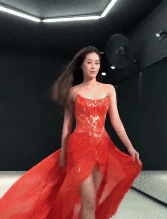 Clip: Khánh Vân khoe mặt mộc, tập xoay váy 7749 lần cho Bán kết Miss Universe - Ảnh 3.