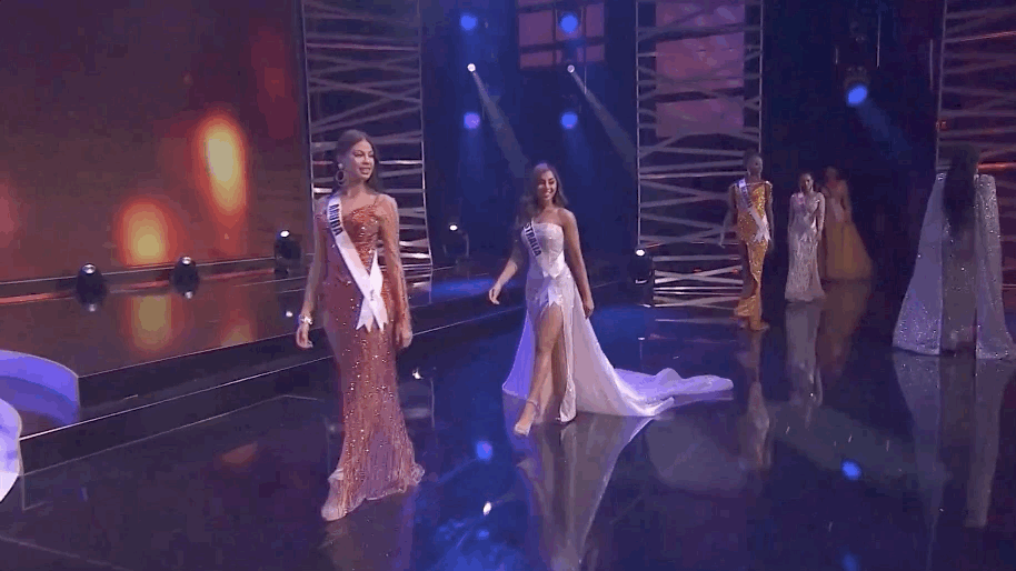 Bán kết Miss Universe 2020: Khánh Vân trổ tài catwalk cực đỉnh trong váy dạ hội nổi bần bật “chặt đẹp” đối thủ, loạt nàng hậu gặp sự cố! - Ảnh 10.