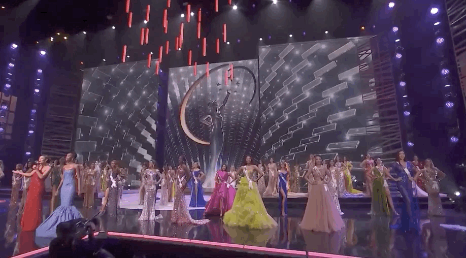 Bán kết Miss Universe 2020: Khánh Vân trổ tài catwalk cực đỉnh trong váy dạ hội nổi bần bật “chặt đẹp” đối thủ, loạt nàng hậu gặp sự cố! - Ảnh 2.