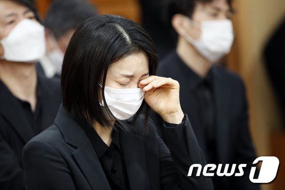 Tang lễ khiến cả Kbiz chết lặng: Son Ye Jin khóc sưng đỏ mắt, Lee Byung Hun cùng dàn sao quyền lực đau buồn tiễn biệt - Ảnh 10.