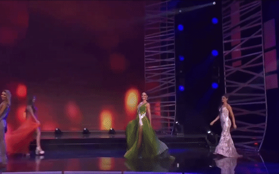 Khánh Vân ghi điểm bởi hành động cực tinh tế ở Miss Universe: Đứng sau để tránh che Hoa hậu nước bạn