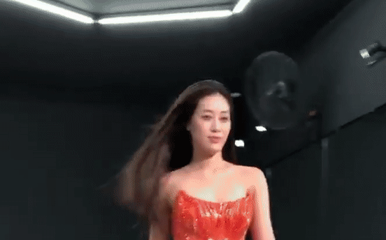 Clip: Khánh Vân khoe mặt mộc, tập xoay váy 7749 lần cho Bán kết Miss Universe
