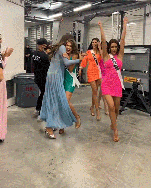 Cảm xúc khi lọt top 21 Miss Universe thế nào? Biểu cảm của Khánh Vân ở hậu trường hé lộ tất cả! - Ảnh 3.