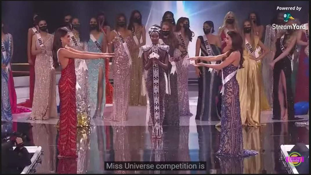 Cười lăn cười bò với loạt ảnh chế về cảnh đăng quang phiên bản giãn cách xã hội của Miss Universe 2020! - Ảnh 2.
