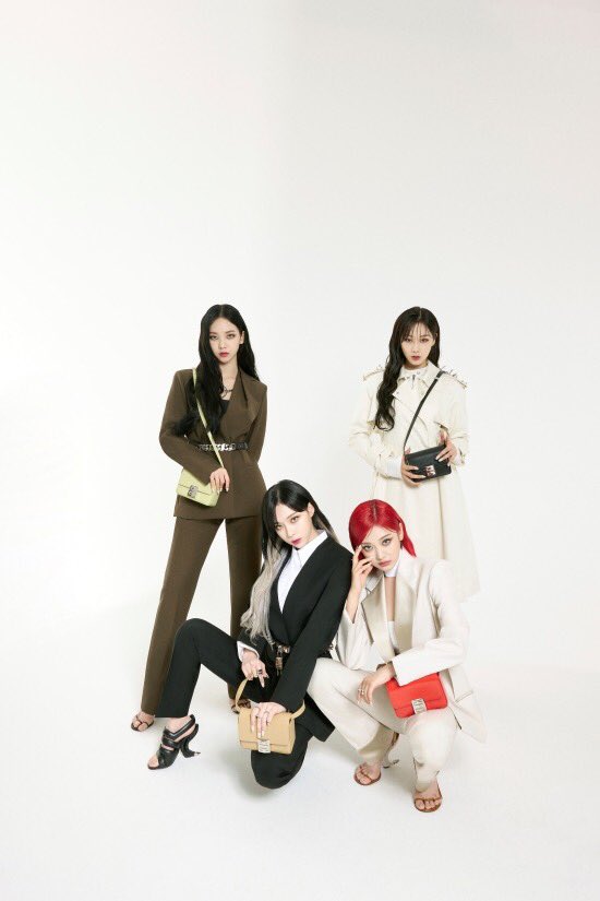 Không tin vào mắt mình khi aespa diện đồ Givenchy: Hình ảnh rối mắt, tổng thể lôm côm, tính high fashion đâu rồi? - Ảnh 4.