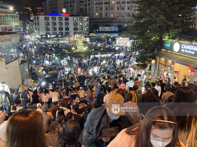 Những hình ảnh cho thấy Đà Lạt là điểm du lịch nóng nhất kỳ nghỉ lễ vừa rồi: Nhìn đâu cũng đông nghịt và tắc cứng - Ảnh 5.