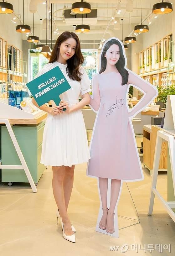 Sao Hàn đọ sắc với chính standee của mình: Seolhyun - Yoona thành huyền thoại, Suzy - Lee Min Ho cùng lộ chung khuyết điểm - Ảnh 8.