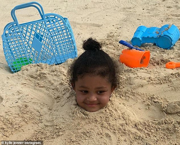 Kylie Jenner chôn vùi con gái 3 tuổi trong cát, dân tình hốt hoảng chỉ trích vì sợ nguy hiểm đến tính mạng - Ảnh 2.