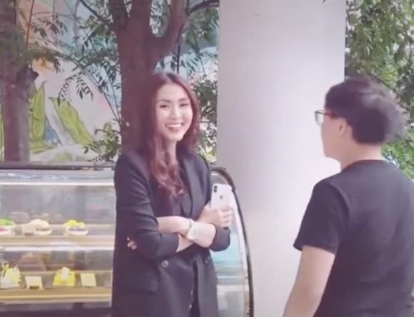Hà Tăng xinh đẹp bất chấp ống kính của team qua đường, nụ cười ngọt lịm khi phát hiện camera khiến netizen lụi tim - Ảnh 3.