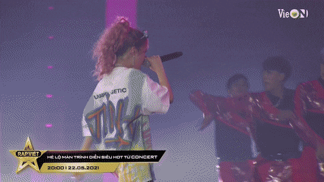 Tlinh mang Chú Chó Trên Ô Tô “quẩy banh” Rap Việt concert, không hổ danh “nữ nhân” duy nhất nhận nón vàng - Ảnh 3.