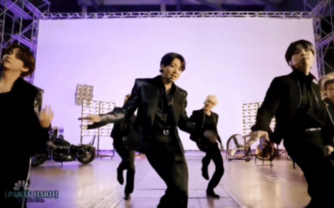 BTS lần đầu diễn Butter tại BBMAs 2021, tỏa sáng với visual và kỹ năng đỉnh dù sân khấu tối om!