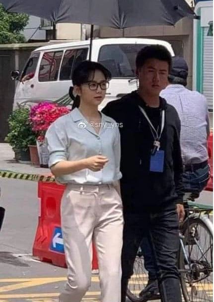 Bị chê nhí nhố, Đàm Tùng Vận diện blazer đúng chất gái công sở: Lột xác thành công hay gượng ép quá mức? - Ảnh 4.