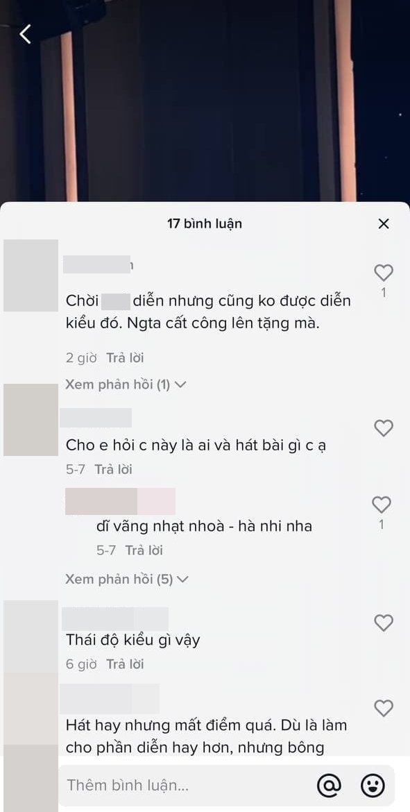 Nữ ca sĩ Việt gây tranh cãi khi tung luôn hoa khán giả vừa tặng khi đang diễn: Hát hay mà mất thiện cảm quá - Ảnh 4.